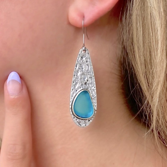 NWT! 🏝 HAMMERED ECO-FRIENDLY SILVER/BLUE SEA GLASS OCEAN DROP EARRINGS - Picture 5 of 6